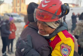 埋248小时！土耳其17岁少女获救 泪崩拥抱搜救队