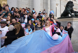 西班牙通过新法 满16岁可自由改变身份证上性别