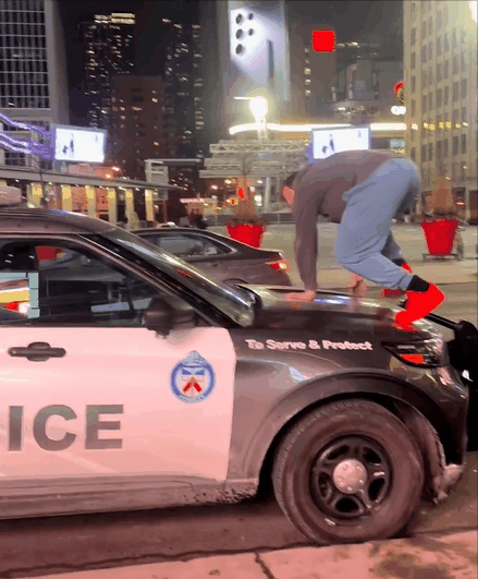 【视频】Eaton门口又热闹了：多伦多小哥在警车上狂舞！
