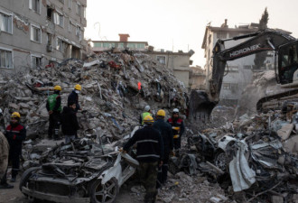 强震后逾260小时 土耳其救出3名生还者