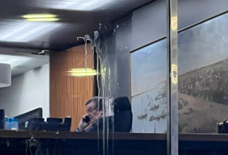 【视频】庄德利最后工作日 多伦多抗议者蛋砸办公室