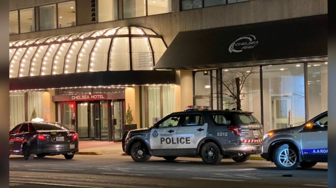 Toronto police along with U of T campus special constables investigate a stabbing at downtown Toronto's Chelsea Hotel at 33 Gerrard St. W. (Mike Nguyễn /CP24)