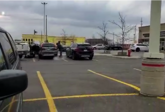 视频疯传！大多伦多两男子超市停车场暴力劫车