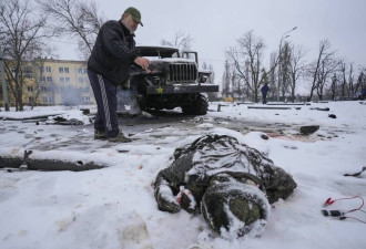 回家的只有遗体！大批俄军棺材齐集机场准备“返乡”