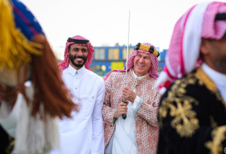 C罗黑底金纹长袍放假庆祝沙特建国日