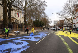泼数百升黄蓝漆 俄驻英使馆道路成巨大乌克兰国旗