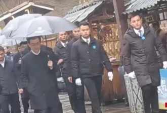 69岁王健林与贵州女孩跳舞！60多位保镖随行