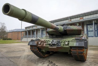俄乌战争周年 波兰交付乌首批豹式坦克