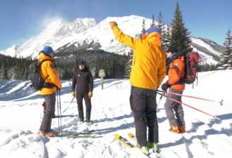 警惕！加拿大滑雪胜地发出周末雪崩风险 进山需谨慎