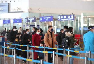 提前两小时排队办签证！中国出境游热度“狂飙”