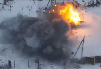 影片曝：俄军车辆疑压到地雷 整车被炸飞