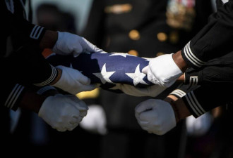敬礼：美国二战珍珠港阵亡海军 81年后终于安葬