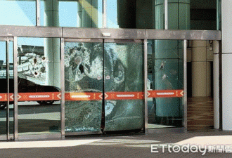 台媒：台南市政府大门被攻击，整排玻璃全碎