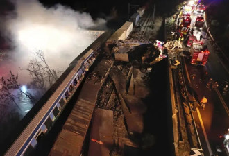 希腊两列火车相撞至少16死85伤,前两节&quot;几乎全毁&quot;