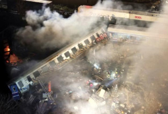 希腊火车对撞出轨伤亡超百人 现场画面曝