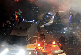 希腊火车对撞“噩梦10秒”已36死 罹难者摔飞40米远