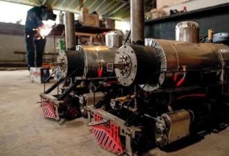 重庆一父亲为15岁自闭症孩子造蒸汽火车