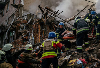 乌克兰称俄军导弹袭击扎波罗热公寓 至少三人死亡