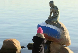 “小美人鱼”被涂俄罗斯国旗 丹麦警方展开调查