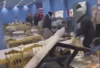震惊视频：暴民群闯中餐馆 疯狂砸店后扬长而去