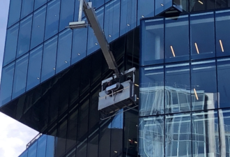 温哥华市中心两名洗窗工人10层楼被困！