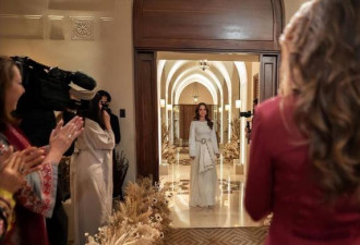 26岁约旦公主婚前派对超隆重 穿白裙输给亲妈
