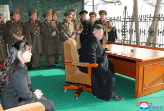 朝鲜领导人金正恩视察朝鲜新型战术核导弹发射