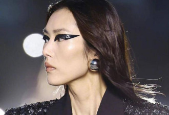范思哲大秀：中国超模妆容被指像妖怪