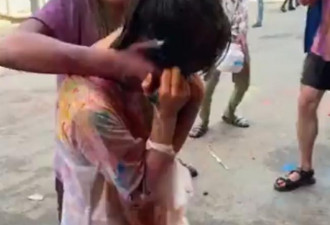 日本女印度遭4男当街乱摸狂喷液体 尖叫影片疯传