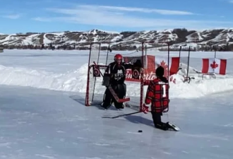 加拿大老爸动手把自家后院打造成冰球场