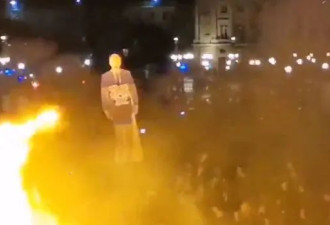 巴黎抗议者高喊“斩首路易十六”，烧马克龙肖像