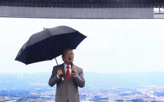 74岁蒋大为现身捞金不惜淋雨全程打伞被嘲生活不易-6park.com