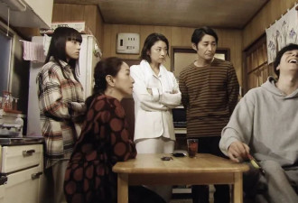 一群日本上班族 决定赖在父母家住