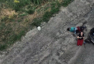 乌克兰无人机拍下俄罗斯士兵射杀平民后丢弃壕沟