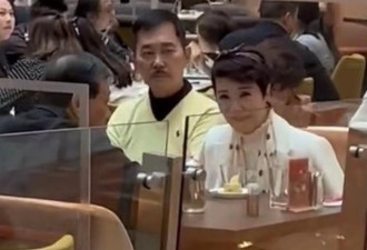 谢霆锋72岁母亲现身香港！与小11岁老公吃席