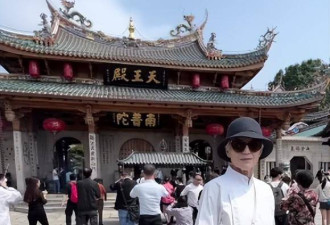 马斯克74岁妈妈来中国玩嗨了！穿中国风好美