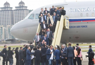 视北京如无物 超150人官方代表团搭专机抵达台北