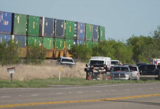 美国得州一辆货运列车现十多名移民 其中二人已死亡