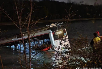 突发! 网友爆料:上海一公交车坠入河中 正在救援