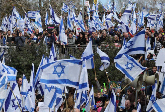 以色列国防部长被解职，引发大规模抗议