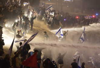 直击以色列“数十万人大罢工” 放火示威