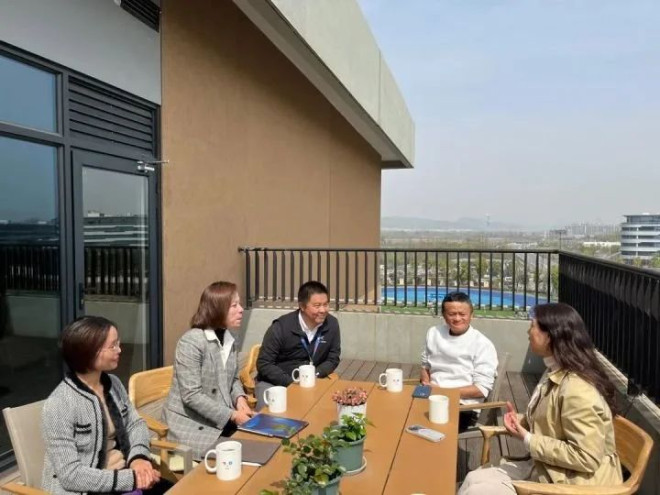 马云现身杭州云谷学校,证实回国传闻... - 大千杂闻- 倍可亲