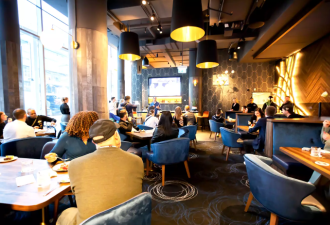 氛围感拉满！全球首家NBA主题餐厅在多伦多开业！