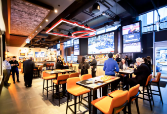 氛围感拉满！全球首家NBA主题餐厅在多伦多开业！
