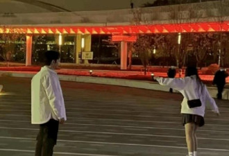 网友偶遇街头黄晓明 穿着休闲陪女性朋友玩滑板