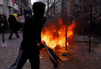 巴黎街头还在“激战”：示威者纵火警祭催泪瓦斯驱离