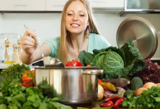 这7类蔬菜自带“毒素” 吃前必须焯水！