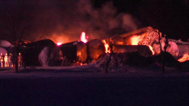 美国再传火车出轨装载乙醇槽车起火居民疏散- 美国要闻- 倍可亲