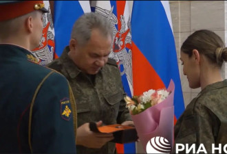 俄防长赴乌克兰前线指挥部 向俄士兵发奖章