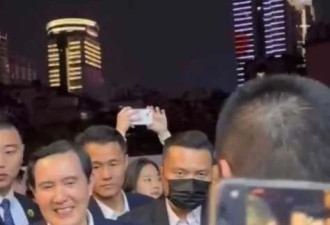 马英九打卡长沙夜市 与老乡热情互动